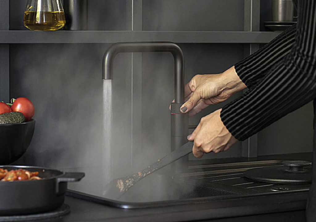 Quooker - kochend heißes Wasser rinnt in das Spülbecken