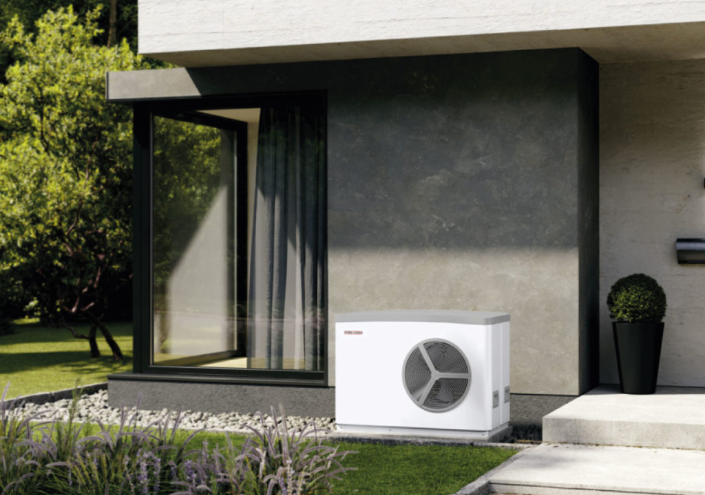 Stiebel-Eltron Luft-Wasser-Wärmepumpe vorm Haus